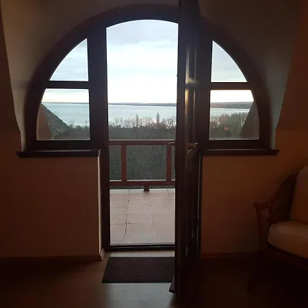 Nyaraló Kőrózsa *