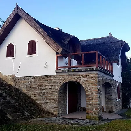 Nyaraló Kőrózsa