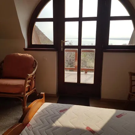 Nyaraló Kőrózsa